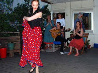 En dansgrupp från Trädet bjuder på flamencouppvisning
